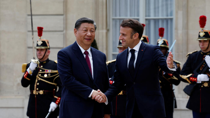 Tổng thống Pháp Emmanuel Macron chào đón Chủ tịch Trung Quốc Tập Cận Bình khi ông đến họp tại Điện Elysee ở Paris hôm 6/5. Ảnh: Reuters.