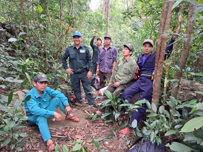 Lực lượng bảo vệ rừng tạm nghỉ trong lúc tuần tra rừng. Ảnh: KS.