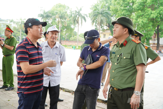 Ông Lê Trọng Đảm (ngoài cùng bên trái), Phó Tổng Biên tập Báo Nông nghiệp Việt Nam mong muốn các đơn vị chức năng của Quảng Trị sẽ phối hợp chặt chẽ nhằm đảm bảo an toàn cao nhất cho các vận động viên. Ảnh: Võ Dũng.
