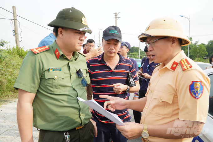 Đại úy Nguyễn Văn Phúc (ngoài cùng bên trái), Phó Trưởng phòng Phòng Tham mưu (PV11), Công an tỉnh Quảng Trị đề xuất tăng cường lực lượng tình nguyện viên tham gia góp phần tạo nên sự thành công của giải. Ảnh: Võ Dũng.