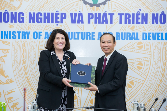 Deputy Minister of the Ministry of Agriculture and Rural Development Phung Duc Tien presents a souvenir gift to ACIAR CEO Wendy Umberger. Photo: KL.