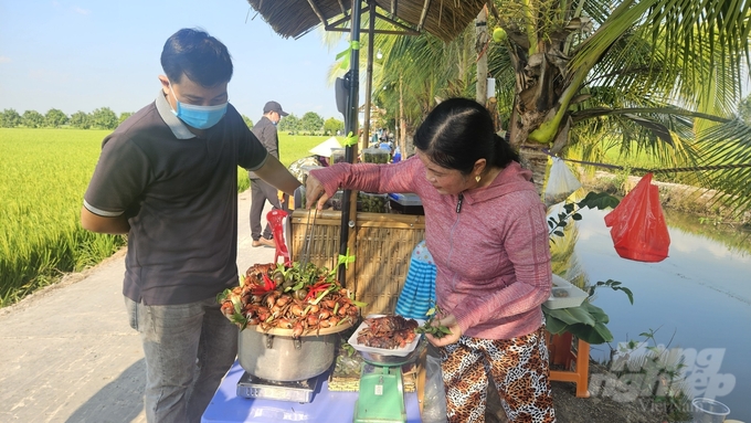 Chợ đồng quê do HTX dịch vụ nông nghiệp Thắng Lợi, xã Mỹ Đông, huyện Tháp Mười, tỉnh Đồng Tháp khởi xướng. Ảnh: Thúy Ly.