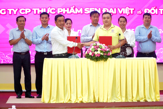 Dai Viet Lotus Foods Joint Stock Company signing a partnership agreement with lotus root farmers. The signing ceremony was observed by the leaders of the Provincial People's Committee, departments, sectors, and other government agencies. Photo: Le Hoang Vu.