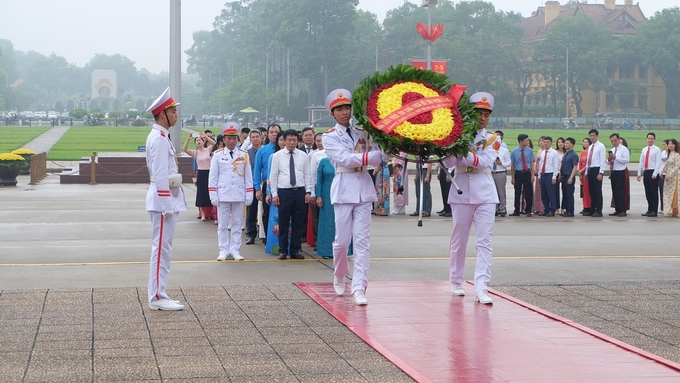 Lãnh đạo các cơ quan, đơn vị và công chức, viên chức các đơn vị thuộc Bộ NN-PTNT, Khối thi đua vào Lăng viếng Chủ tịch Hồ Chí Minh.