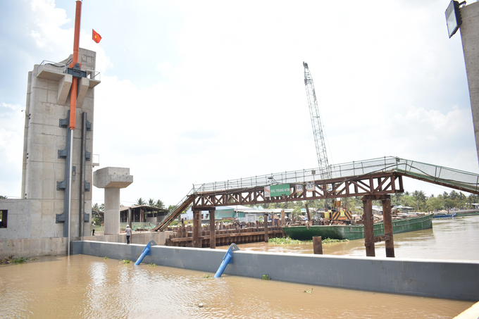 Ban Quản lý Đầu tư và Xây dựng Thủy lợi 10 đóng cống Nguyễn Tấn Thành sau gần 1 tuần mở cửa. Ảnh: Minh Đảm.