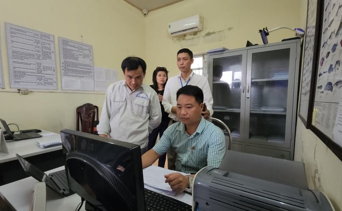 Local authorities inspecting the status of vessel monitoring systems on board fishing vessels currently operating at Ngoc Hai fishing port. Photo: Dinh Muoi.