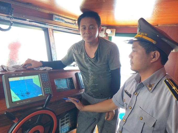 The fisheries surveillance forces maintain a continuous presence at sea to perform their inspection and control duties, as well as to provide support for local residents engaging in fishing activities. Photo: Dinh Muoi.