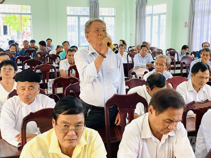 Cử tri tại thị trấn Lai Vung, huyện Lai Vung, tỉnh Đồng Tháp đóng góp ý kiến đến Đoàn đại biểu Quốc hội tỉnh Đồng Tháp, đơn vị Bầu cử số 3. Ảnh: Lê Hoàng Vũ.