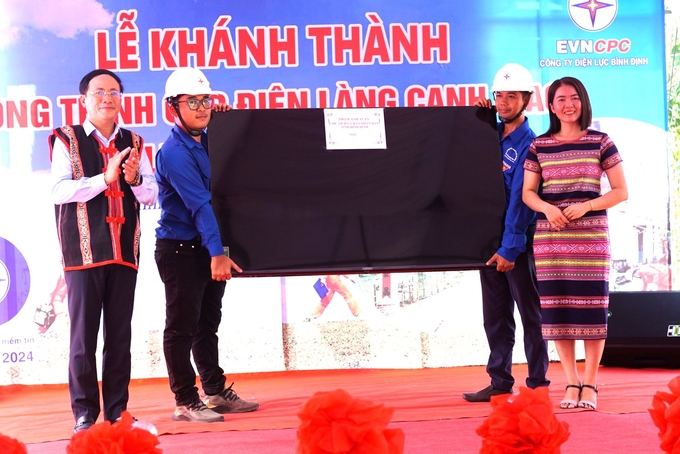 Chủ tịch UBND tỉnh Phạm Anh Tuấn (bìa trái) tặng tivi cho trường mẫu giáo Canh Giao. Ảnh: V.Đ.T.