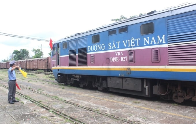 The first international intermodal train carrying a shipment of agricultural products in 2024. Photo: Tran Trung.