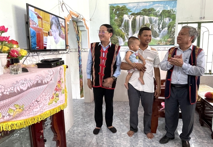 Chủ tịch UBND tỉnh Phạm Anh Tuấn (bìa trái) đang bật thử tivi ở nhà người dân làng Canh Giao. Ảnh: V.Đ.T.