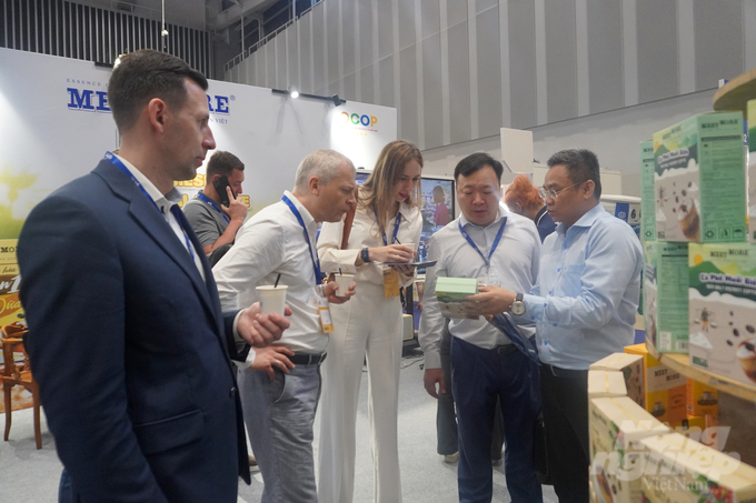 A buyer from Russia learns about agricultural coffee products of the Meet More brand. Photo: Nguyen Thuy.