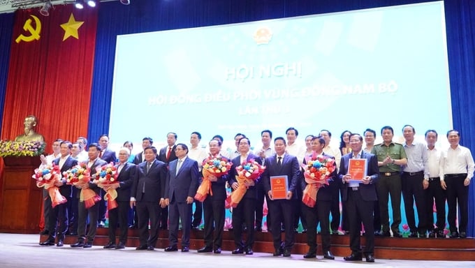 Prime Minister Pham Minh Chinh granting Decisions for Planning Announcement to leaders of provinces and cities within the Southeast region. Photo: Tran Trung.