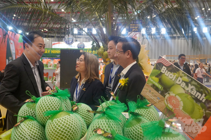 A buyer from Thailand learns about Vietnamese agricultural products. Photo: Nguyen Thuy.