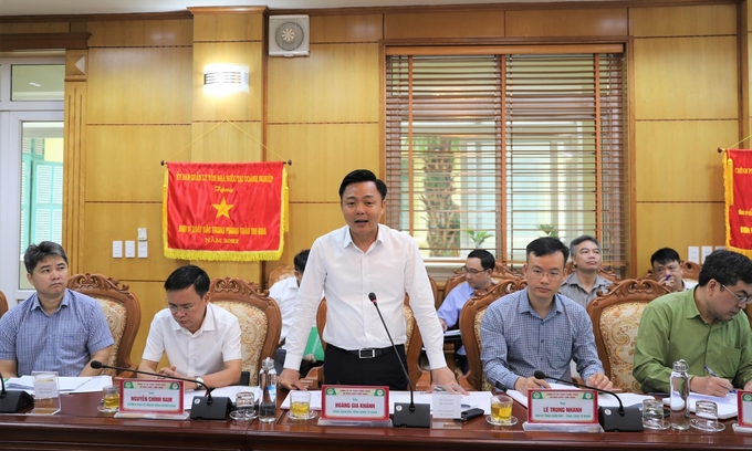Ông Hoàng Gia Khánh (đứng), Tổng Giám đốc Công ty Đường sắt Việt Nam phát biểu tại buổi làm việc.