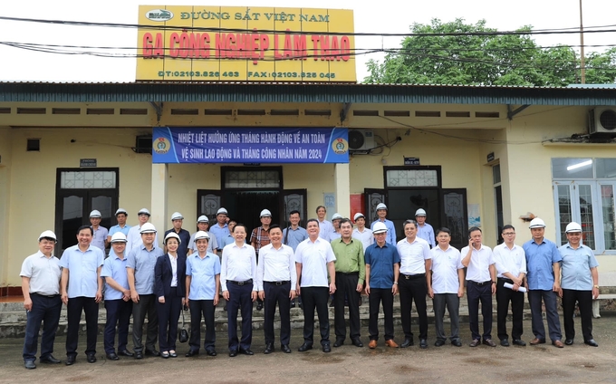 Đại diện lãnh đạo các đơn vị Tổng Công ty Đường sắt Việt Nam, Tập đoàn Hóa chất Việt Nam, Công ty Cổ phần Supe Phốt phát và Hóa chất Lâm Thao thăm nhà ga.
