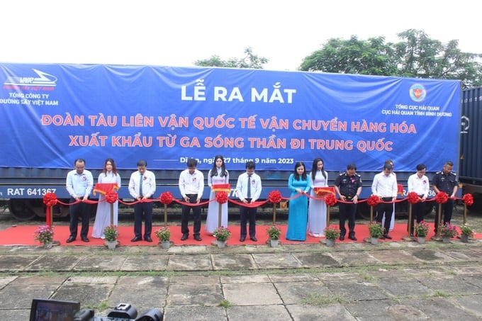 Inauguration ceremony for the international intermodal train at Song Than station. Photo: Tran Trung.