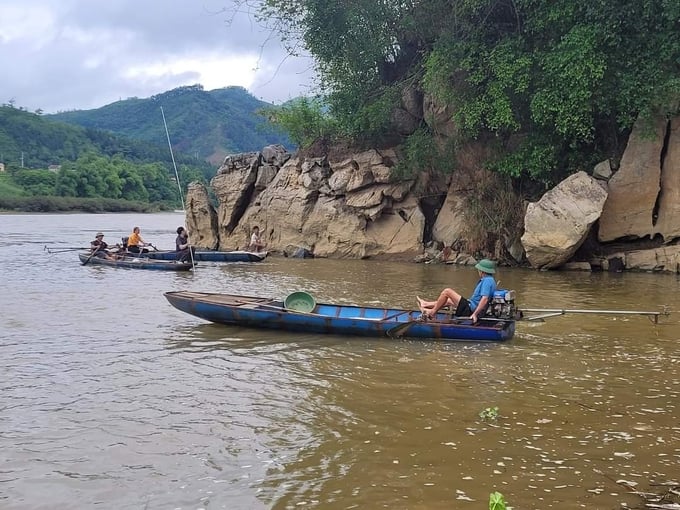 Các lực lượng tìm kiếm học sinh mất tích trên sông Hồng.
