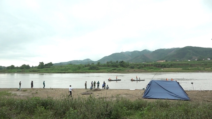 Các lực lượng tìm kiếm em học sinh đuối nước trên sông Hồng.
