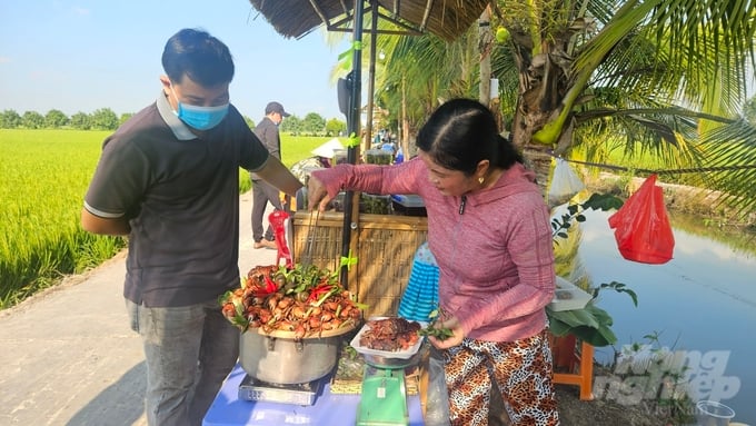 The countryside market was initiated by Thang Loi Agricultural Service Cooperative, My Dong commune, Thap Muoi district, Dong Thap province. Photo: Thuy Ly.