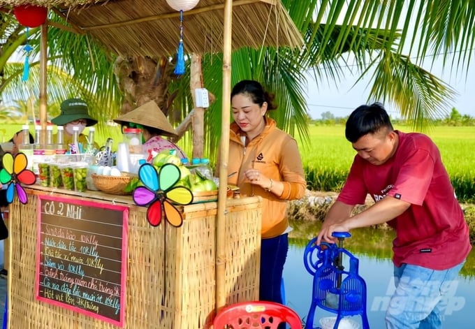 The place where the countryside trading point takes place is the field area of Thang Loi Agricultural Service Cooperative. Photo: Thuy Ly.