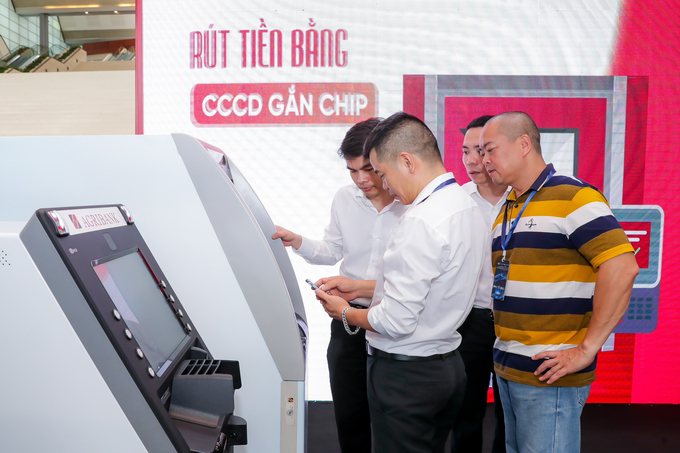 Agribank giới thiệu máy ATM công nghệ mới cho phép giao dịch rút tiền bằng CCCD gắn chip. Ảnh: PV.