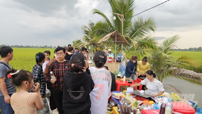 Organizing a country market helps cooperative members earn more income from their leisure time, and at the same time, promote the local image. Photo: Thuy Ly.