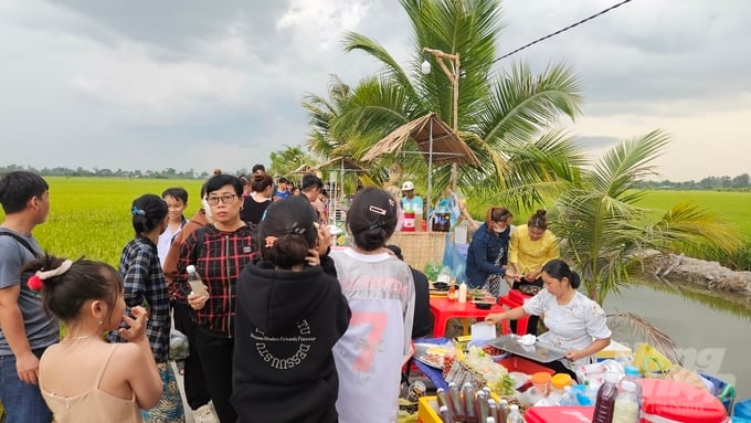 Organizing a country market helps cooperative members earn more income from their leisure time, and at the same time, promote the local image. Photo: Thuy Ly.