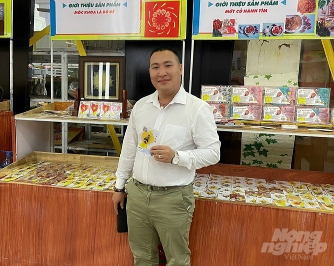 Anh Đặng Duy Khánh, chủ nhân của những sản phẩm tranh lá bồ đề, một trong những sản phẩm quà tặng lưu niệm độc đáo ở tỉnh Sóc Trăng. Ảnh: Kim Anh.