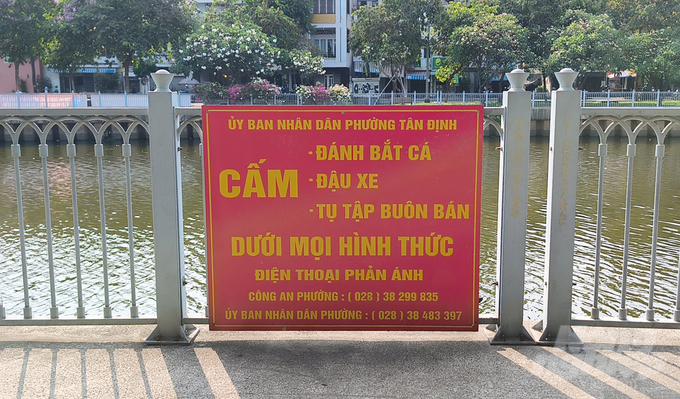 Dù hai bên bờ kênh đã có những biển cấm nhưng nhiều người vẫn phớt lờ, ngang nhiên đánh bắt, tận diệt cá. Ảnh: Lê Bình.