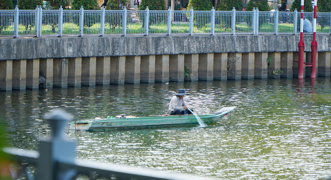 Đối tượng ngang nhiên quăng lưới bắt cá trái phép trên kênh Nhiêu Lộc - Thị Nghè vào chiều 2/4. Ảnh: Lê Bình.