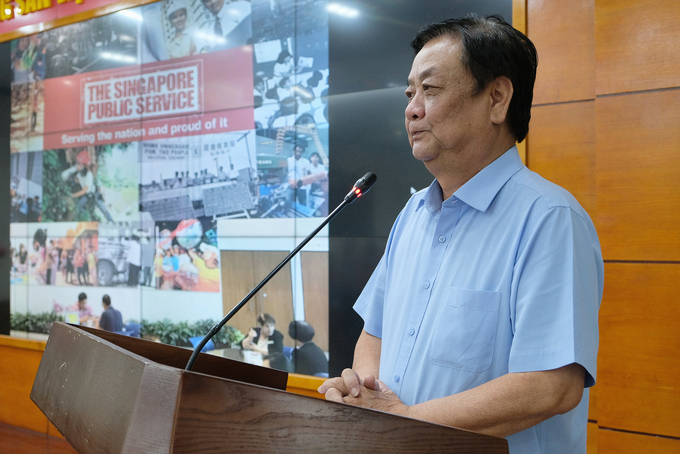 Bộ trưởng Lê Minh Hoan chia sẻ về việc chuyển từ hành chính quản lý sang hành chính phục vụ. Ảnh: Tùng Đinh.