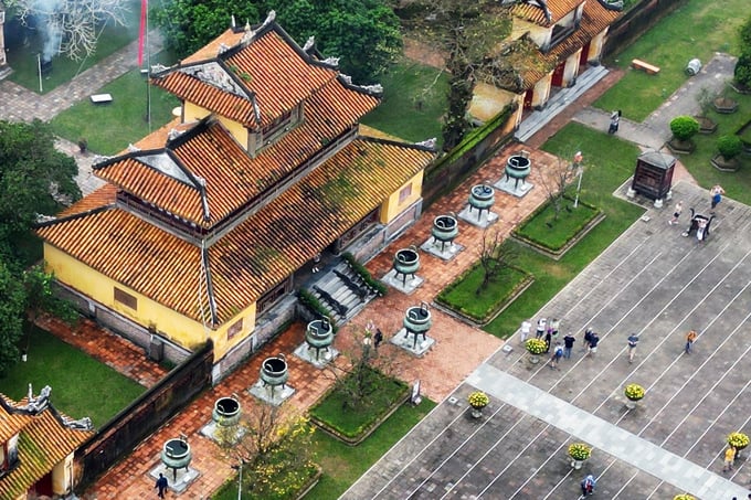 The Nine Dynastic Urns were placed in front of Hien Lam Cac, opposite The Mieu Temple in the Forbidden City of the Nguyen Dynasty. Photo: CD.