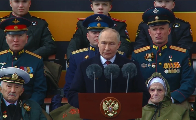 Tổng thống Nga Vladimir Putin phát biểu tại lễ duyệt binh kỷ niệm 79 năm Ngày Chiến thắng phát xít Đức. Ảnh: RT.