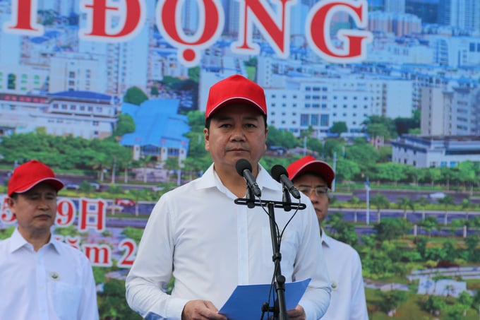 Ông Trần Đình Luân - Cục trưởng Cục Thủy sản (Bộ NN-PTNT Việt Nam) đánh giá cao công tác tổ chức lễ thả con giống thủy sản của phía Trung Quốc. Ảnh: Đinh Mười.