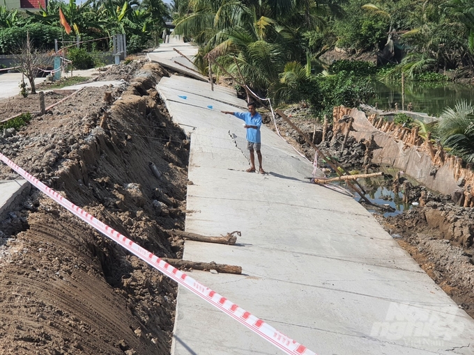 Đường giao thông thôn ở ấp Ninh Tiến, xã Ninh Quới A, huyện Hồng Dân, Bạc Liêu bị sụt lún và hư hại nặng. Ảnh: Trọng Linh.