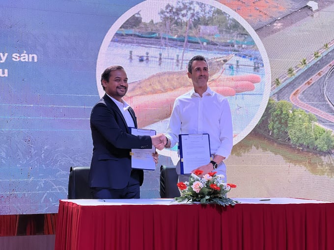 Representatives signing partnership agreements at the launch ceremony for the Aqua Xanh project. Photo: Trong Linh.