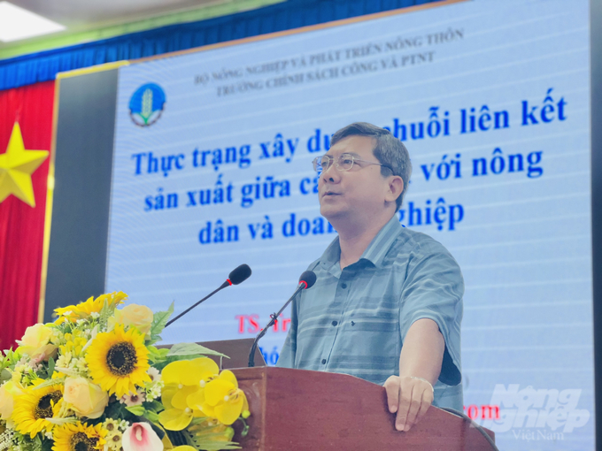 TS Trần Minh Hải, Phó Hiệu trưởng Trường Chính sách công và Phát triển nông thôn phát biểu tại hội nghị. Ảnh: Trọng Linh.