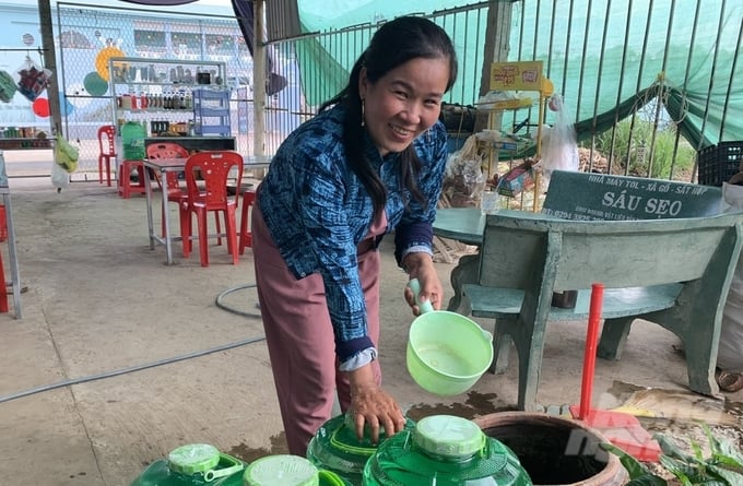 Trước đây, chị Mai Trang phải mua nước bình để nấu ăn hàng ngày bởi chưa có nước sạch sử dụng. Ảnh: Hồ Thảo.