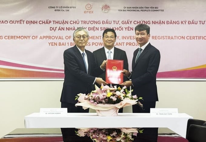 Chairman of Yen Bai Provincial People's Committee Tran Huy Tuan awarded the decision approving investment policy to Chairman and General Director of Erex Group Honna Hitoshi. Photo: VNA.