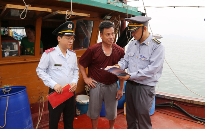 Cán bộ đoàn kiểm tra Sở NN-PTNT tuyên truyền các quy định về đánh bắt thủy sản cho ngư dân. Ảnh: Hoàng Nguyên.