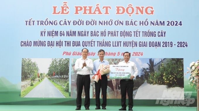 Huyện Phú Giáo phát động 'Tết trồng cây 19/5 đời đời nhớ ơn Bác Hồ' năm 2024. Ảnh: Trần Trung.