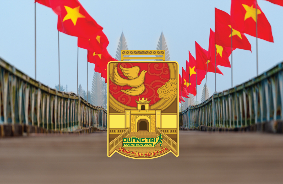 Cầu Hiền Lương nối đôi bờ Nam - Bắc được lồng ghép khéo léo thành họa tiết móc dây đeo của medal.