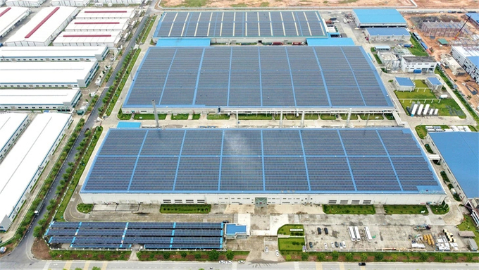 Businesses have committed to building carbon-neutral factories and reducing emissions. In the photo: a factory using 100% solar power in Vietnam. Photo: T.S.