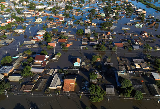 Ảnh chụp từ trên cao cho thấy khu dân cư Mathias Velho ở thị trấn Canoas, bang Rio Grande do Sul, Brazil, chìm trong biển nước hôm 9/5. Ảnh: Reuters.