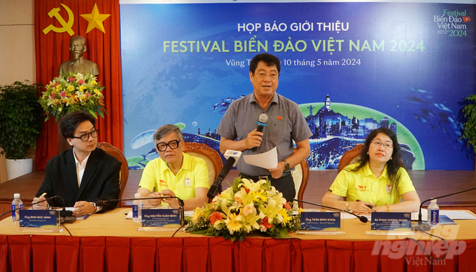 Ông Trần Đình Khoa, Bí thư Thành ủy Vũng Tàu cung cấp các thông tin về chương trình Festival Biển đảo Việt Nam cho báo chí. Ảnh: Lê Bình.