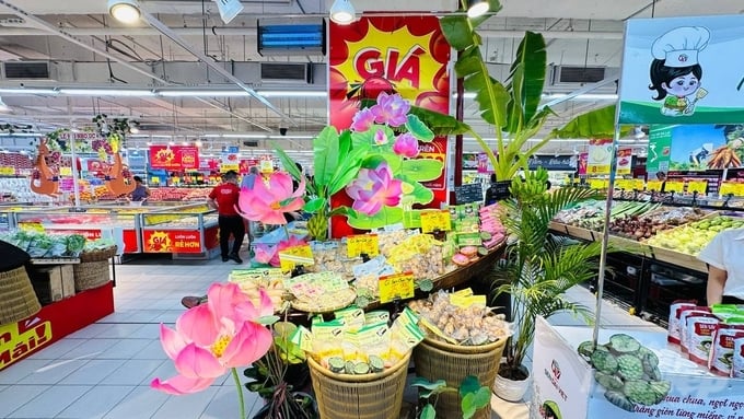 Một góc trưng bày giới thiệu các sản phẩm sen Đồng Tháp tai hệ thống siêu thị GO! TP.Hồ Chí Minh. Ảnh: Minh Sáng.