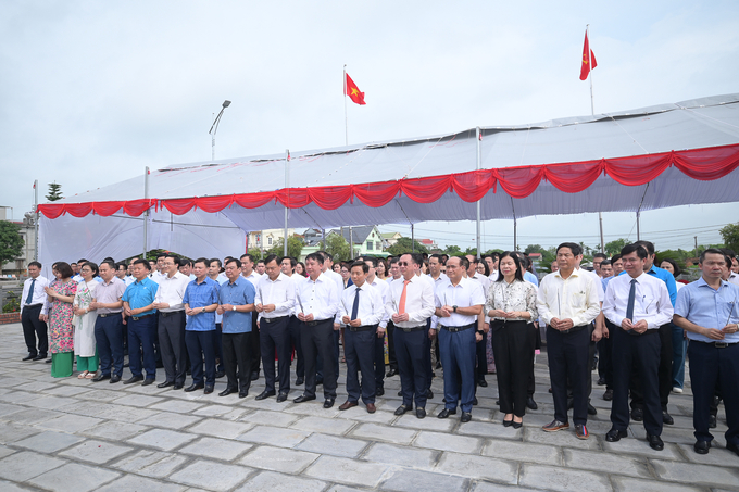 Lãnh đạo Bộ NN-PTNT, tỉnh Hải Dương và các đại biểu dâng hương tưởng niệm Chủ tịch Hồ Chí Minh. Ảnh: Tùng Đinh.
