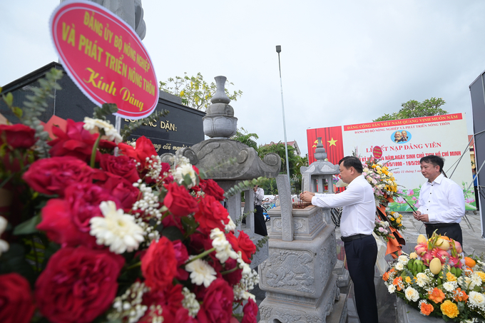 Thứ trưởng Nguyễn Hoàng Hiệp, Bí thư Đảng ủy Bộ NN-PTNT dâng hương tưởng niệm Chủ tịch Hồ Chí Minh. Ảnh: Tùng Đinh.