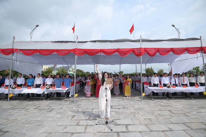 57 đảng viên mới dõng dạc hô vang lời thề trước tượng Chủ tịch Hồ Chí Minh. Ảnh: Tùng Đinh.
